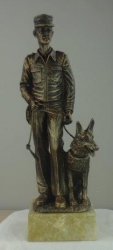 9018  GUARDIA con PERRO  33 cm